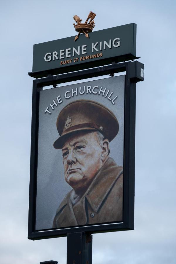 The Churchill By Greene King Inns Роял Уутън Басет Екстериор снимка